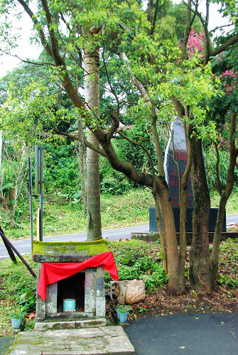 滬尾櫻花大道土地公廟