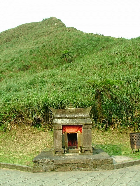 草嶺古道鞍部的土地公廟，就位於虎字碑旁邊，是建在風口上，可見先民畏懼勁風，乃以神明庇