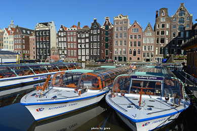 阿姆斯特丹市區建築特色-山型牆及停泊在運河裡的遊船