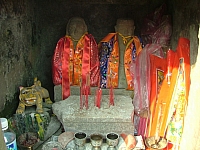 草嶺古道鞍部的土地公廟，裡面的神像十分樸拙有趣，顯現是古物，罕見的是有土地婆婆喔!這樣