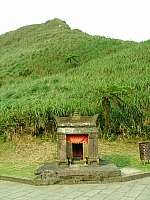 草嶺古道鞍部的土地公廟，就位於虎字碑旁邊，是建在風口上，可見先民畏懼勁風，乃以神明庇