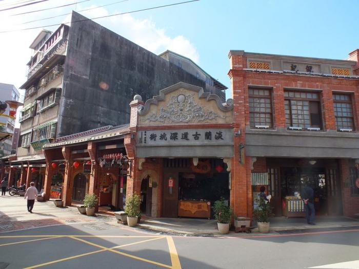 闽南式亭仔脚(骑楼),商店门面更是使用了大量的红砖做为门面的装饰,让